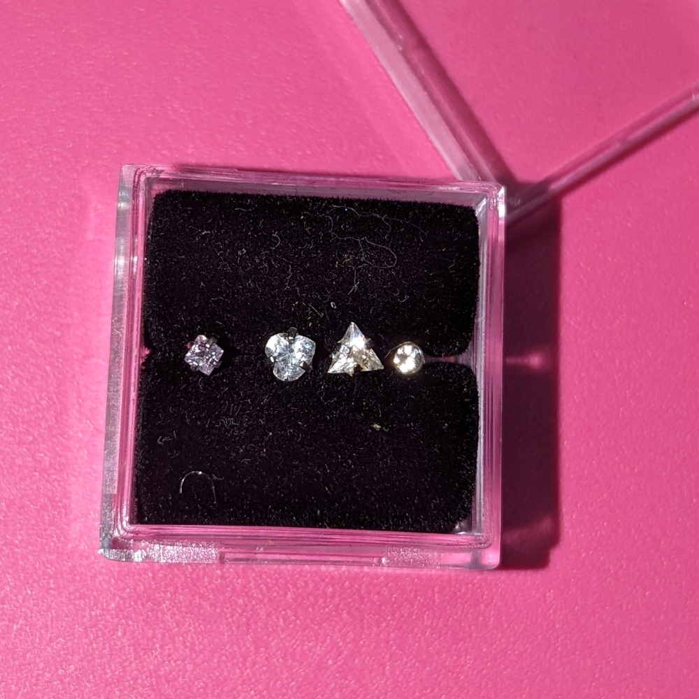 Set of 4 20 gauge sparkling nose studs/bones brand new never worn